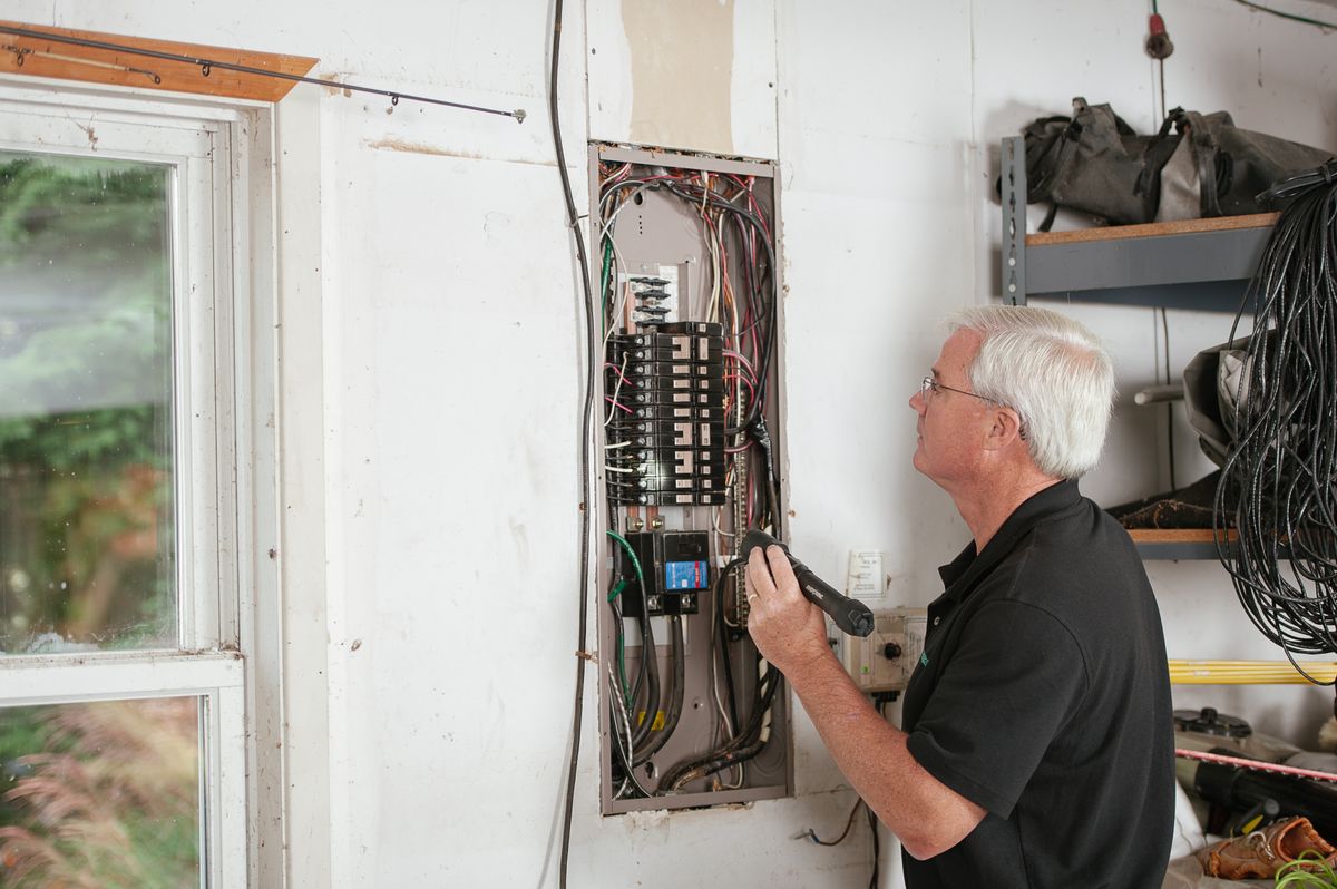 Técnico profesional revisando una instalación en el domicilio de un cliente